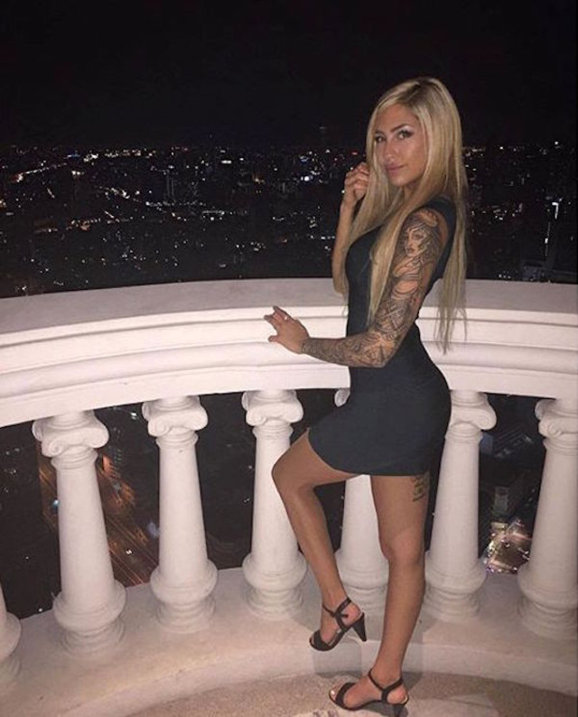 Girls In Tight Dresses (21 pics) Girls In Tight Dresses (21 pics)