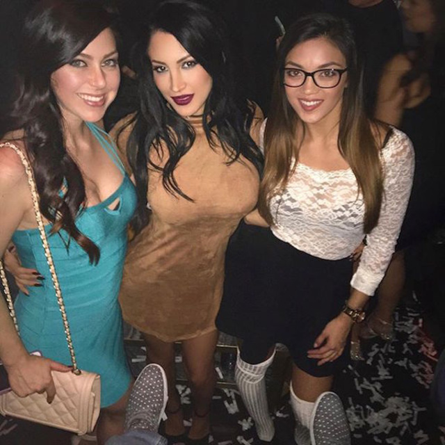 Girls In Tight Dresses (21 pics) Girls In Tight Dresses (21 pics)