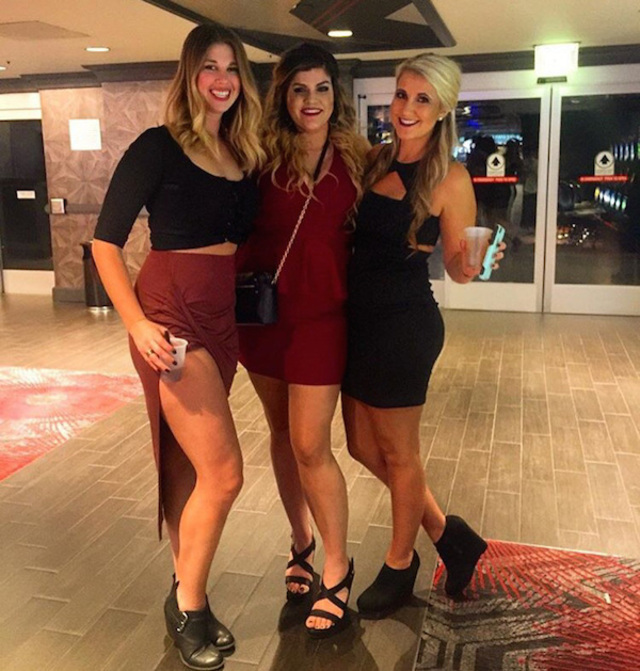 Girls In Tight Dresses (21 pics) Girls In Tight Dresses (21 pics)