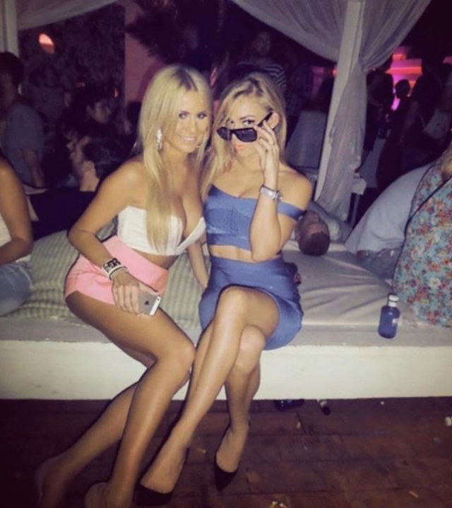 Girls In Tight Dresses (21 pics) Girls In Tight Dresses (21 pics)