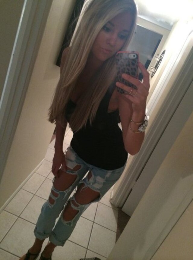 Selfie Girls (21 pics)