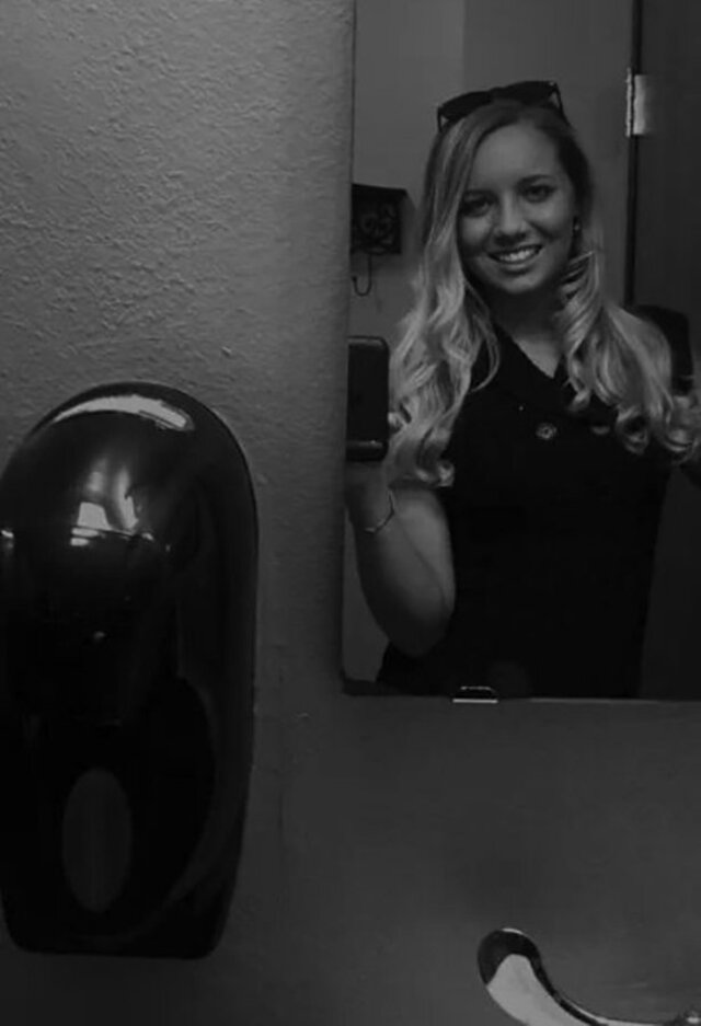 Selfie Girls (21 pics)