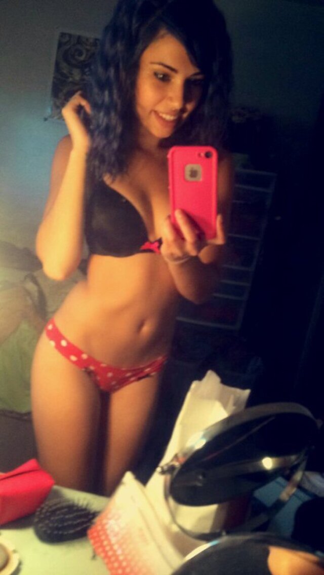 Selfie Girls (21 pics)