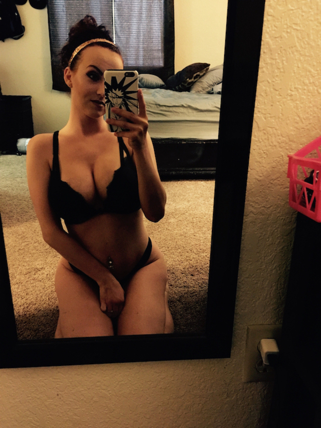 Busty Girls (21 pics)