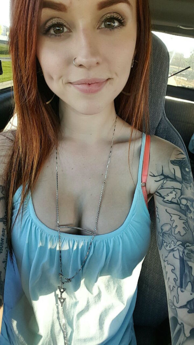 Busty Girls (21 pics)