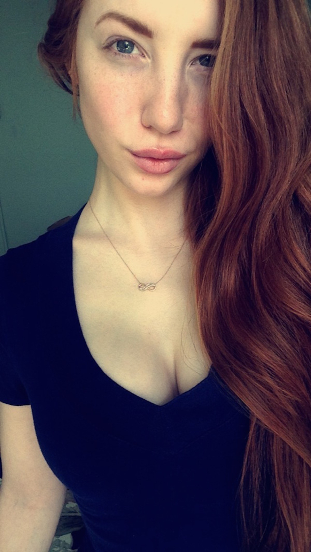 Busty Girls (21 pics)