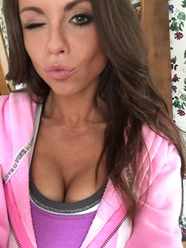 Busty Girls (21 pics)