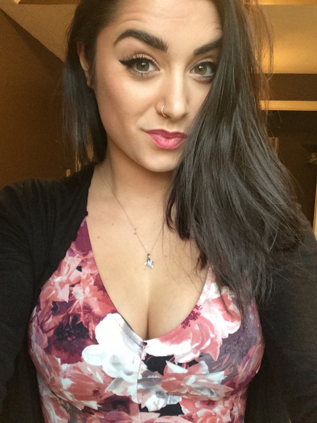 Busty Girls (21 pics)