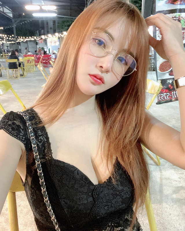 Girls In Glasses (21 pics)
