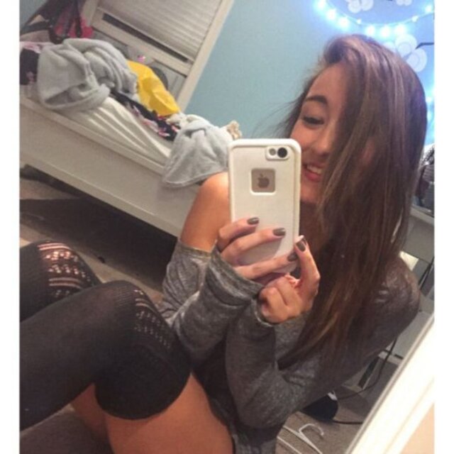 Girls In Stockings (21 pics) Girls In Stockings (21 pics)