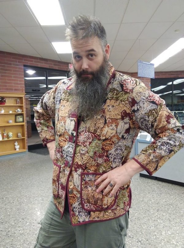 Weird Finds In Thrift Shops (19 pics) Weird Finds In Thrift Shops (19 pics)