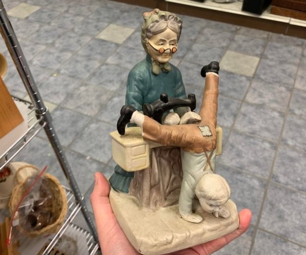 Weird Finds In Thrift Shops (19 pics) Weird Finds In Thrift Shops (19 pics)