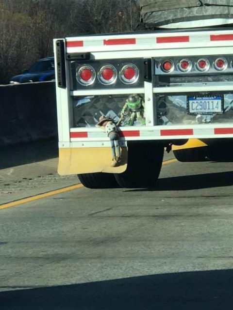 Strange Encounters On The Road (23 pics)