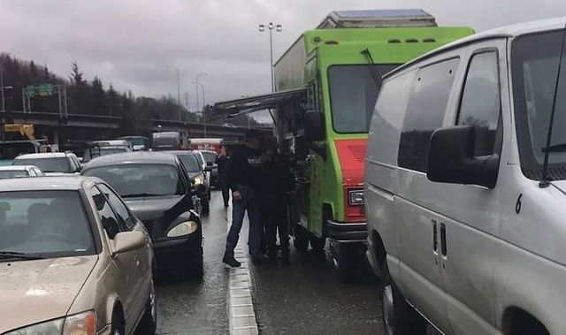 Strange Encounters On The Road (23 pics)