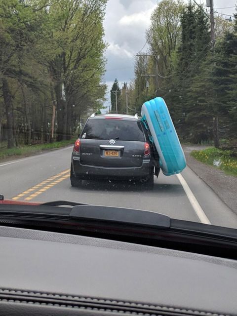 Strange Encounters On The Road (23 pics)