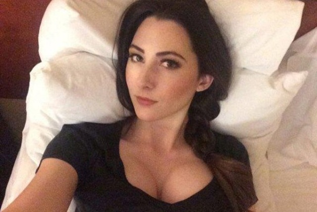 Busty Girls (21 pics)