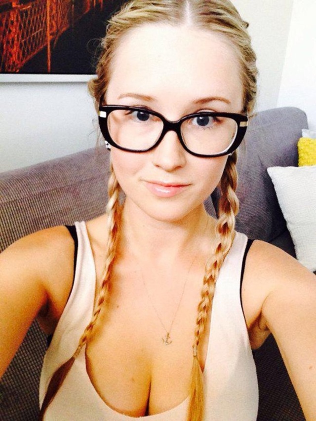 Busty Girls (21 pics)