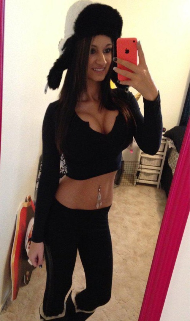 Busty Girls (21 pics)