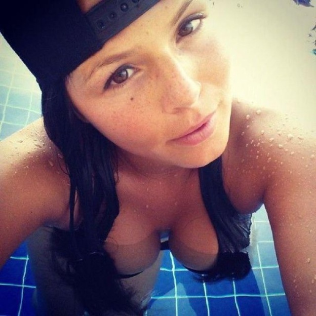 Busty Girls (21 pics)