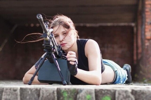 Girls With Guns (21 pics)