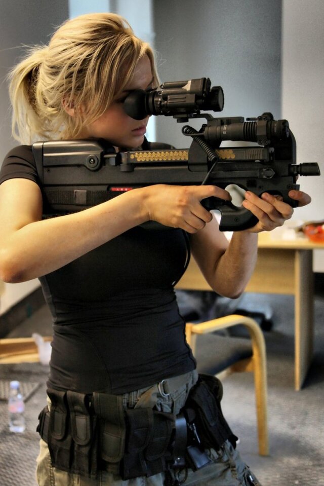 Girls With Guns (21 pics)