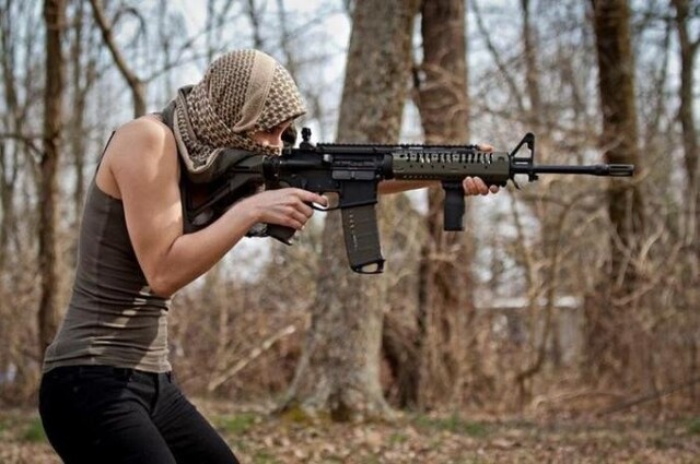 Girls With Guns (21 pics)