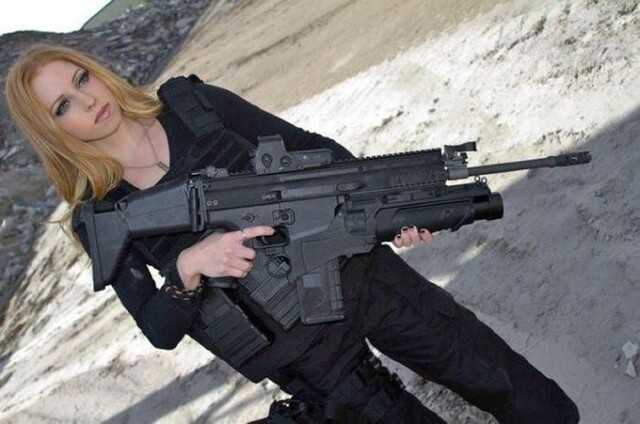 Girls With Guns (21 pics)