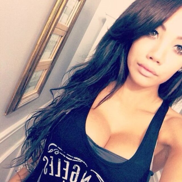 Busty Girls (21 pics)