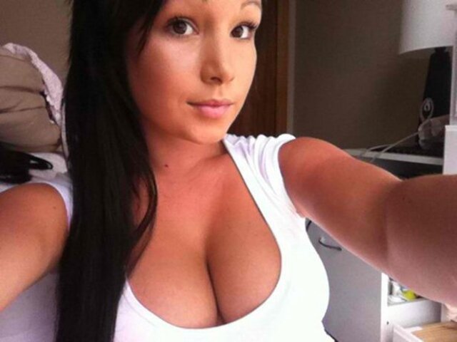 Busty Girls (21 pics)