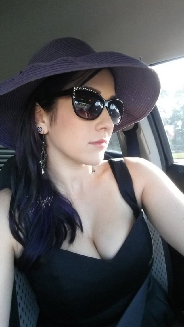 Busty Girls (21 pics)
