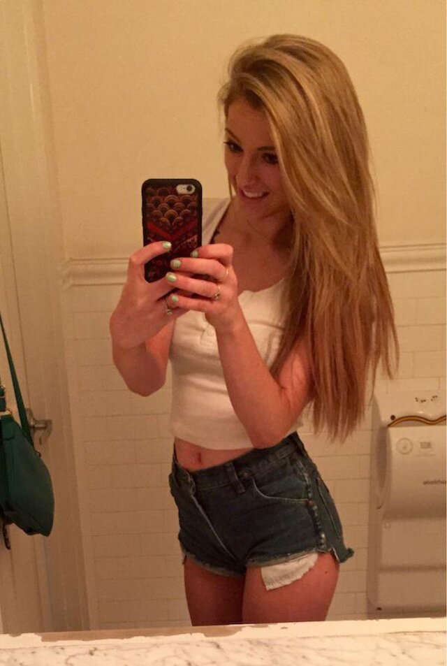 Selfie Girls (21 pics)