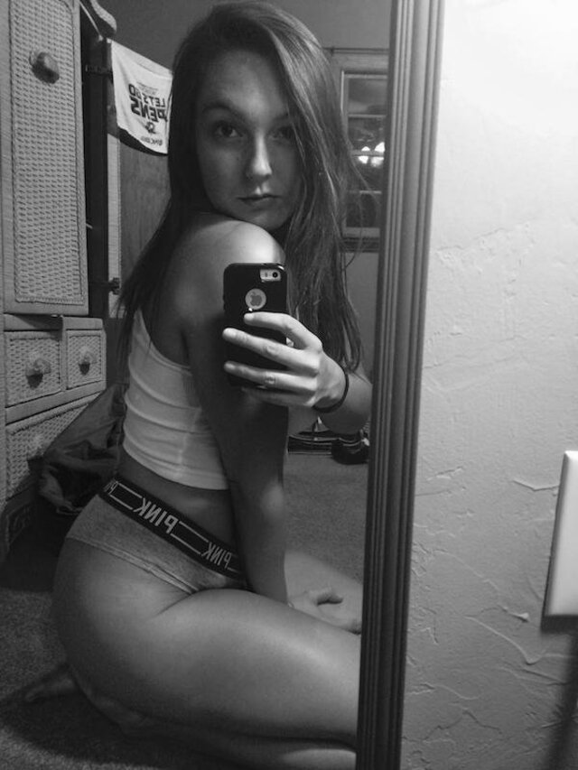 Selfie Girls (21 pics)