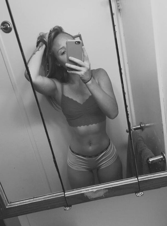 Selfie Girls (21 pics)