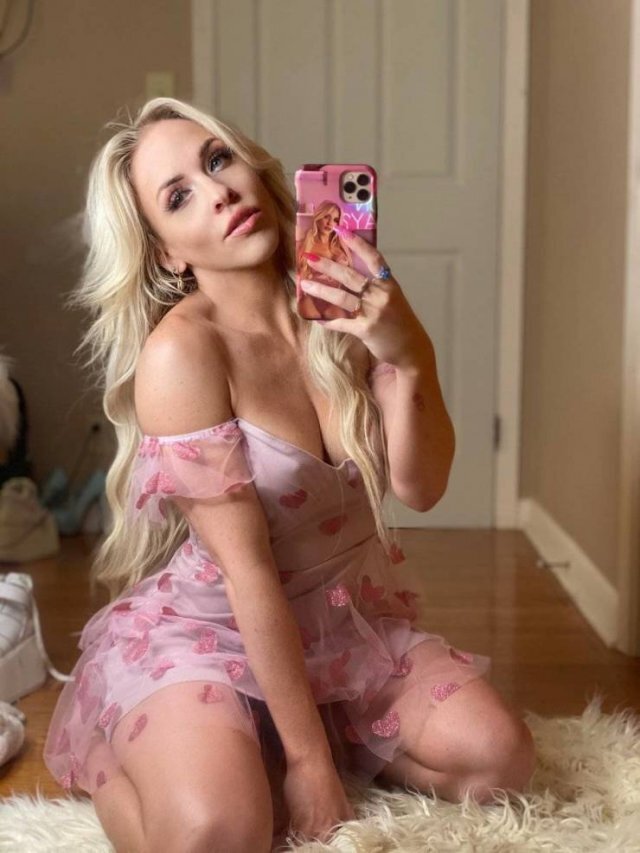 Selfie Girls (21 pics)