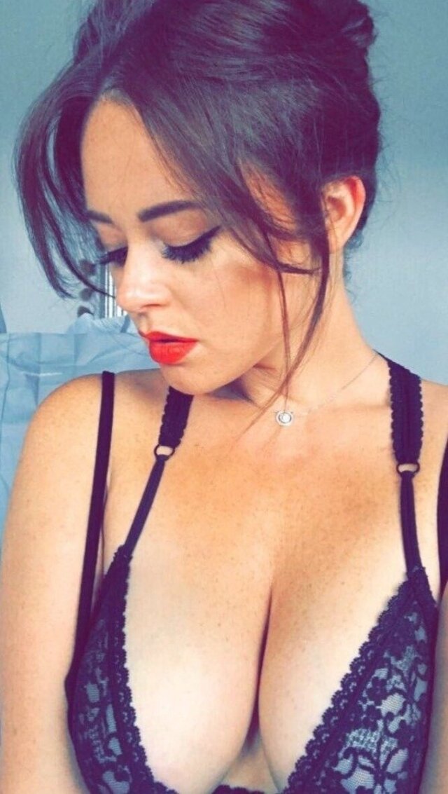 Busty Girls (21 pics)
