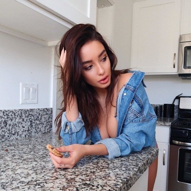 Braless Girls (21 pics)