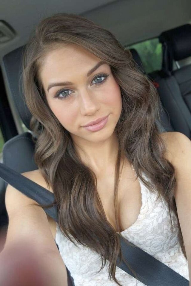 Girls In Cars (21 pics)