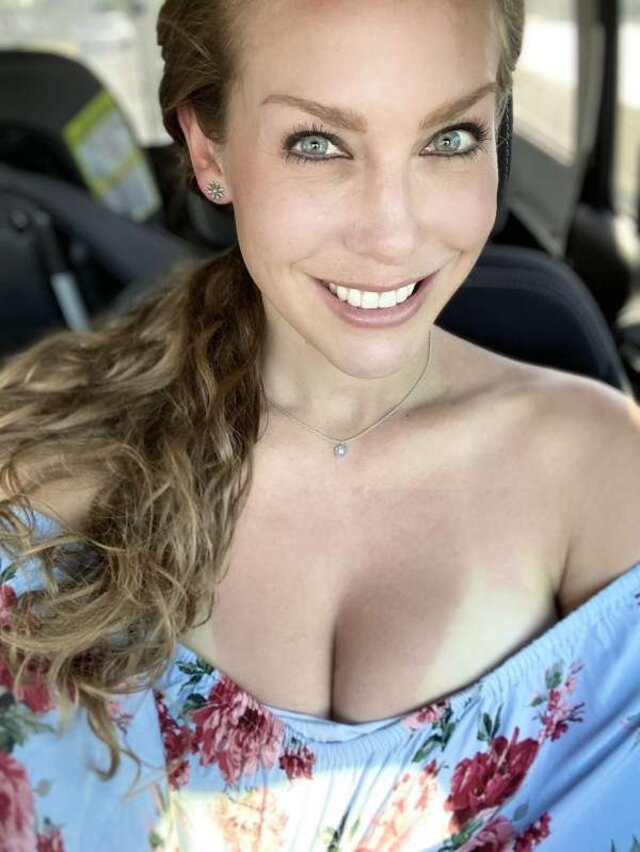 Girls In Cars (21 pics)