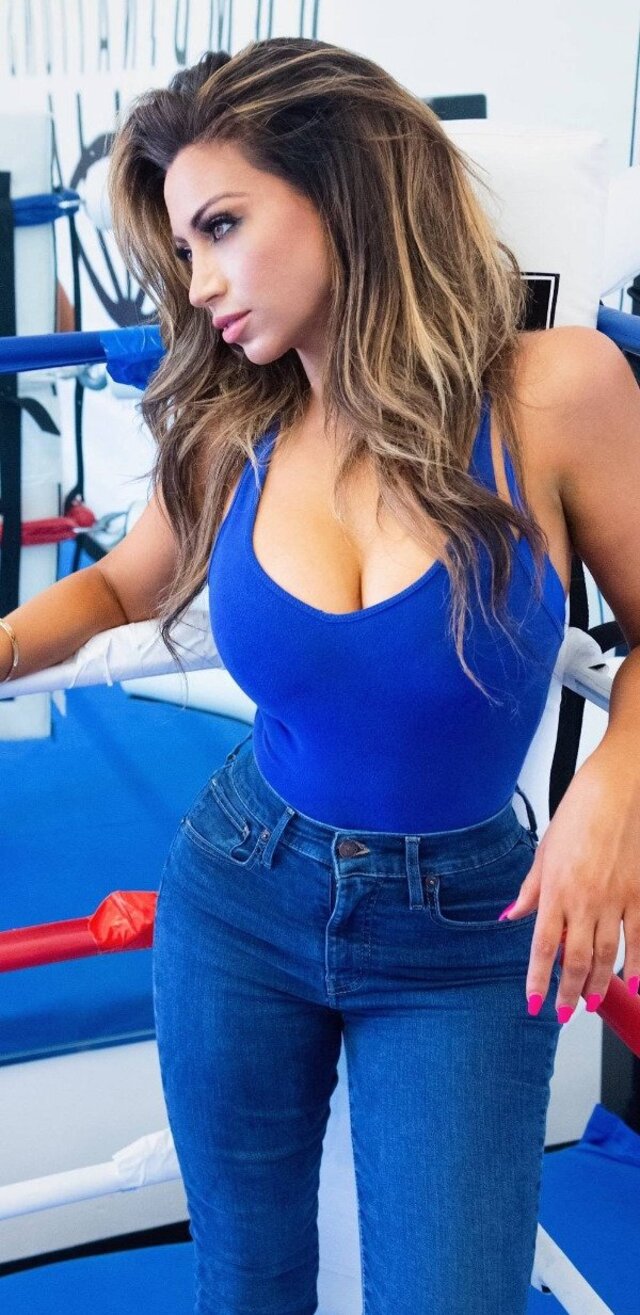 Busty Girls (21 pics)