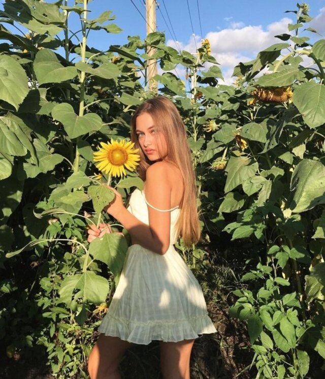 Girls In Sundresses (21 pics)