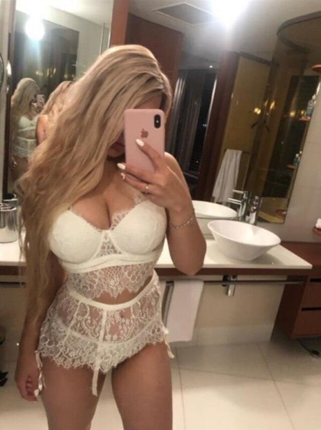 Girls In Lingerie (21 pics)