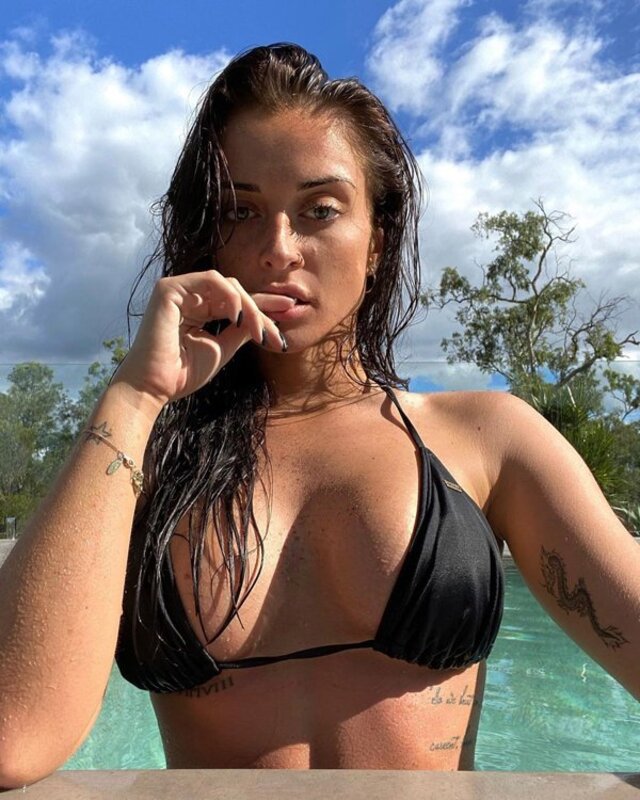 Busty Girls (21 pics)