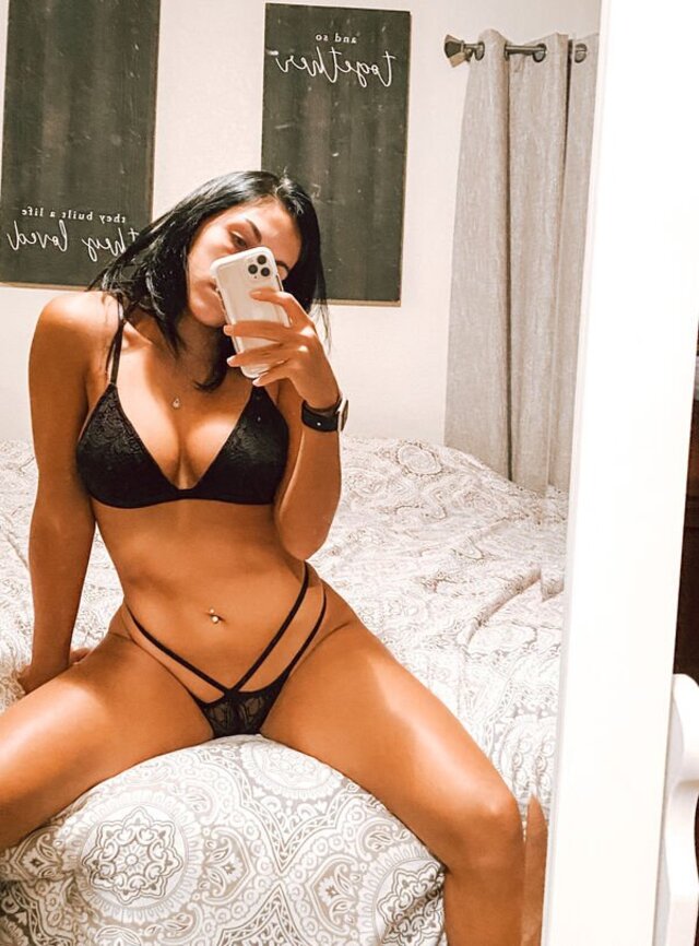 Girls In Lingerie (21 pics)