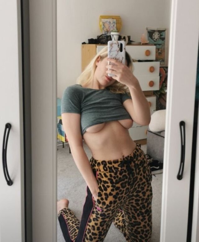 Hot Girls (21 pics)