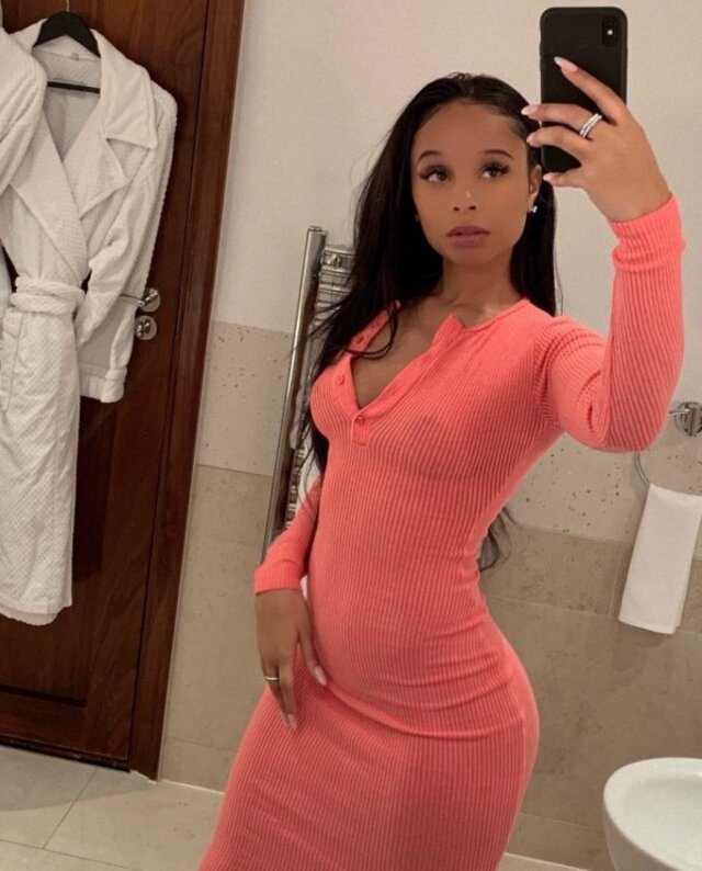 Selfie Girls (21 pics)