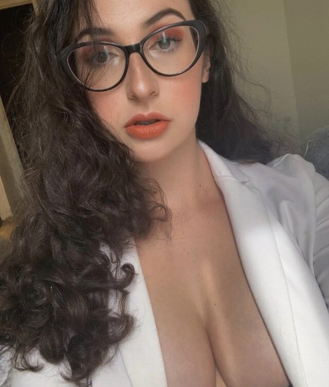Busty Girls (21 pics)