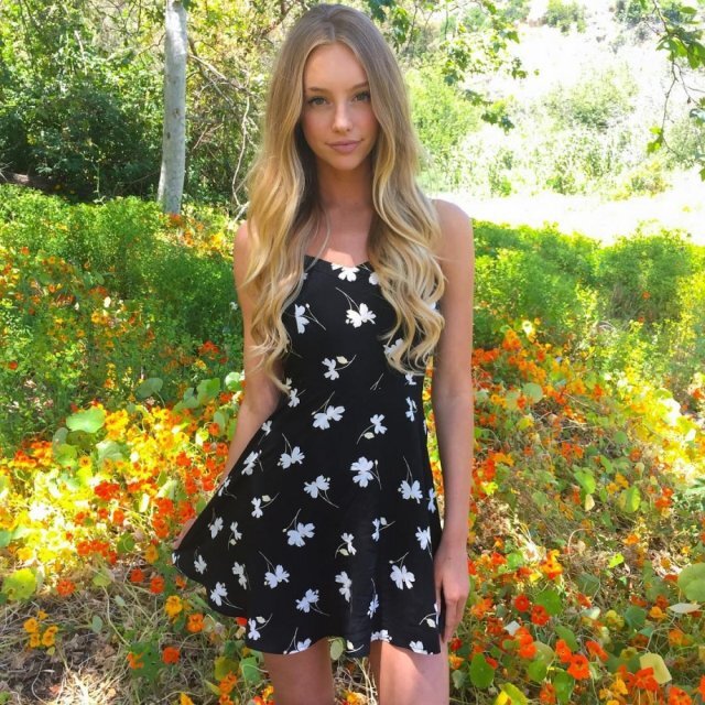 Girls In Sundresses (21 pics)