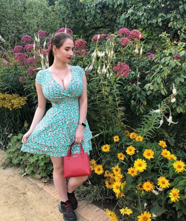 Girls In Sundresses (21 pics)