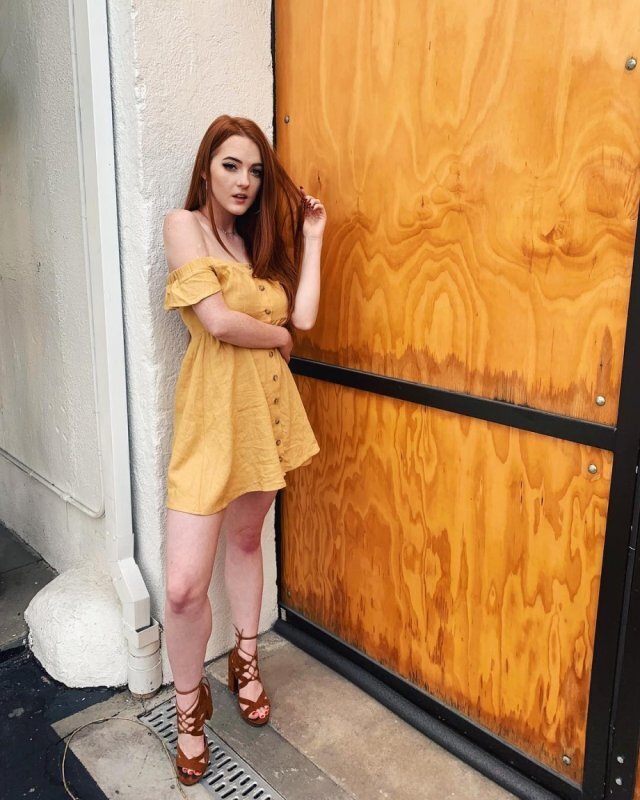 Girls In Sundresses (21 pics)