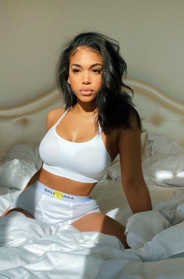 Busty Girls (21 pics)
